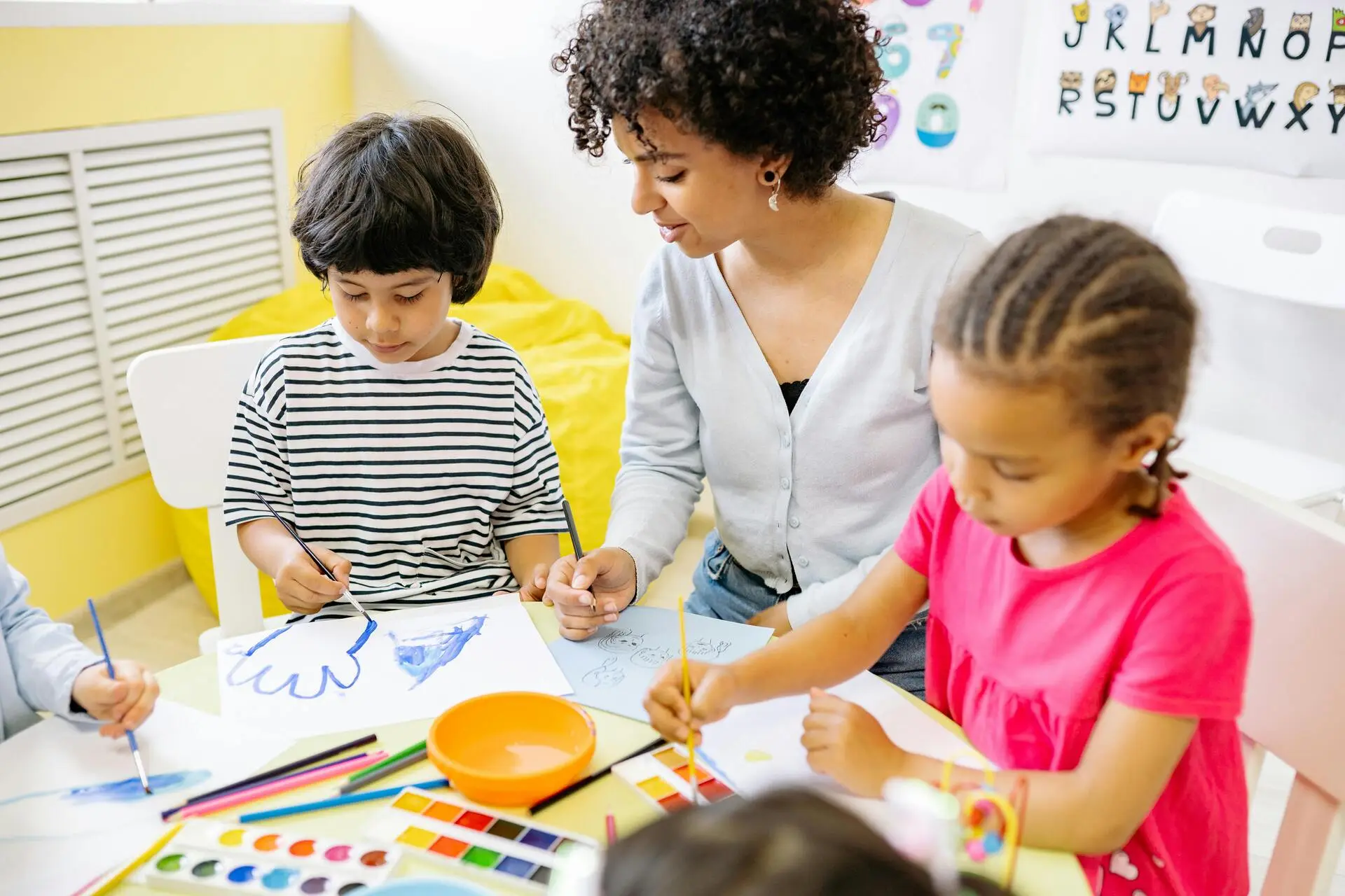 Kinderpfleger:in – Ausbildung, Gehalt & Quereinstieg